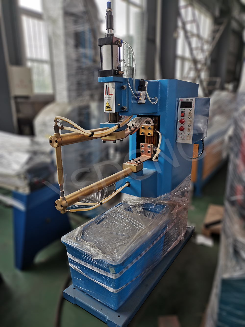 Pneumatic welding machine (11)
