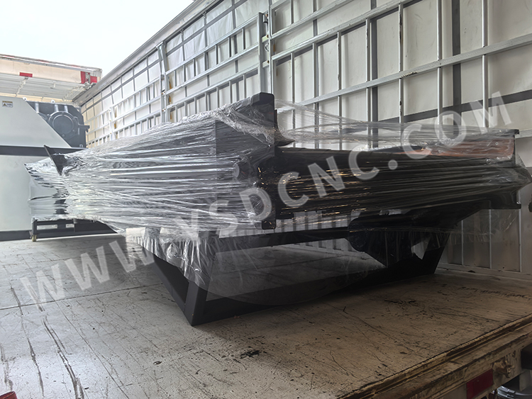 1 shredder & 2 conveyors sent to the Canada (6)