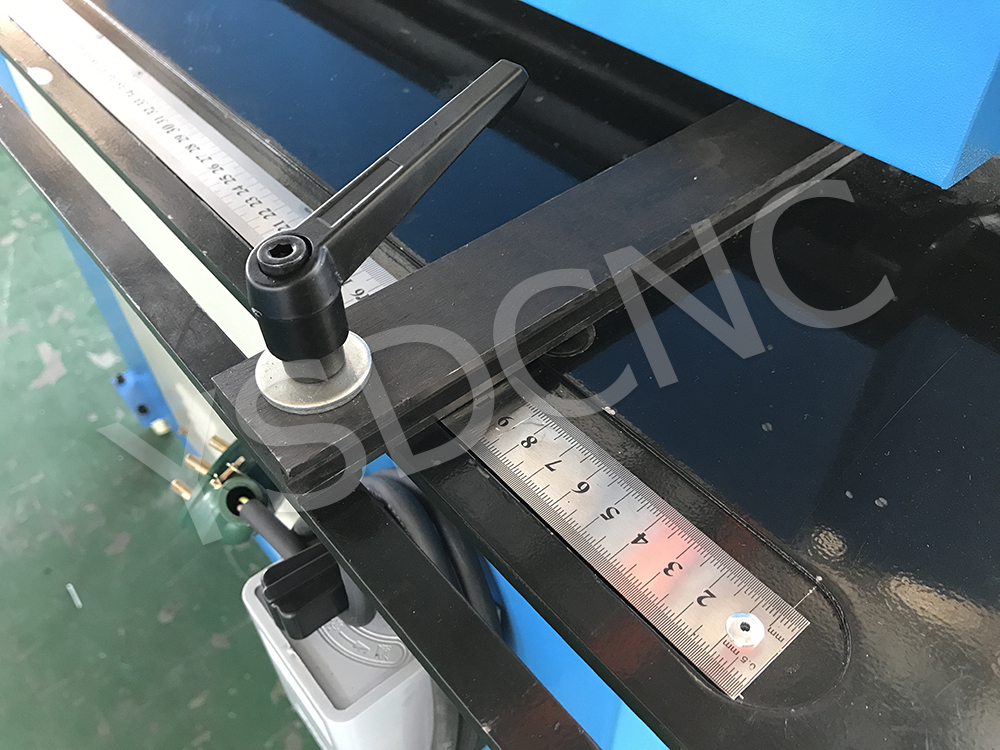 Slitter machine (10)
