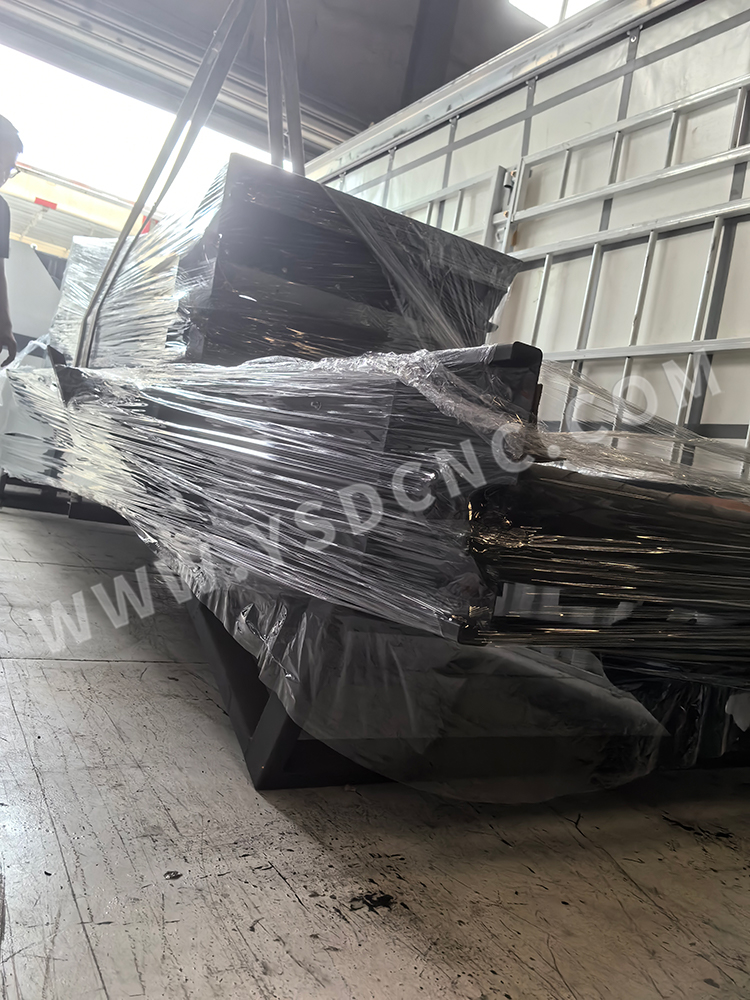 1 shredder & 2 conveyors sent to the Canada (7)
