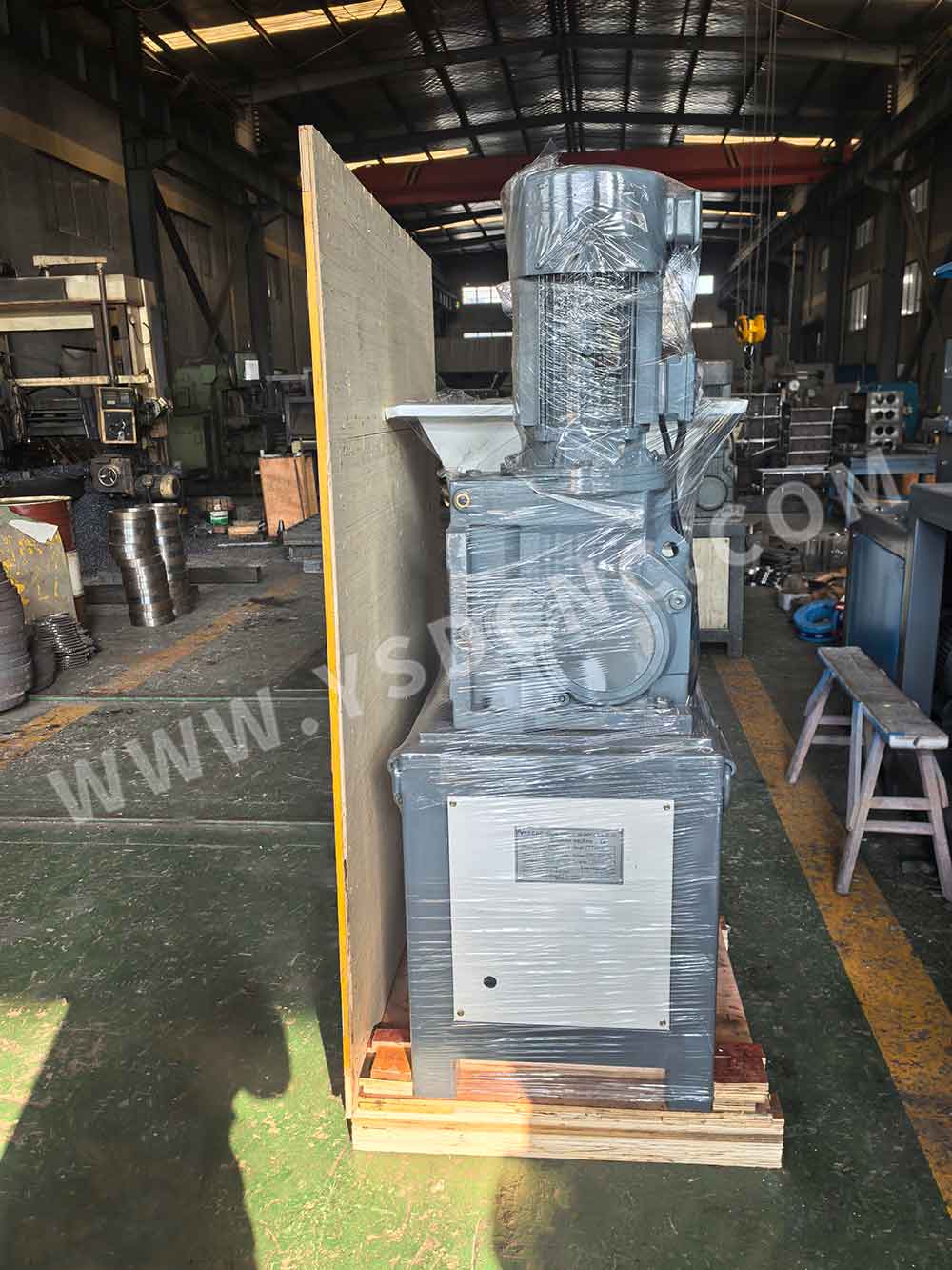 HAI PHONG, VIET NAM-1 set shredder machine (3)