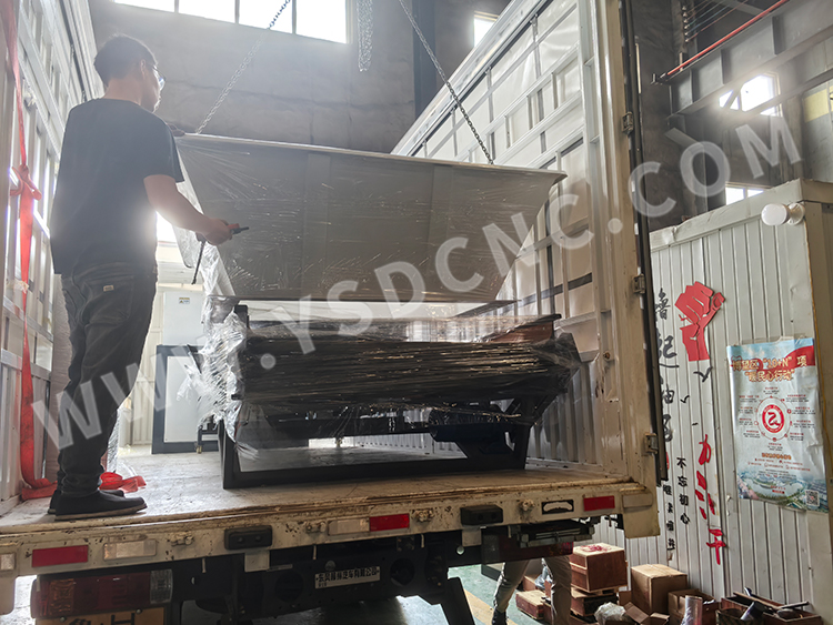 1 shredder & 2 conveyors sent to the Canada (10)