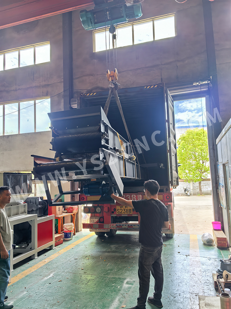 1 shredder & 1 conveyors sent to the Spain (1)