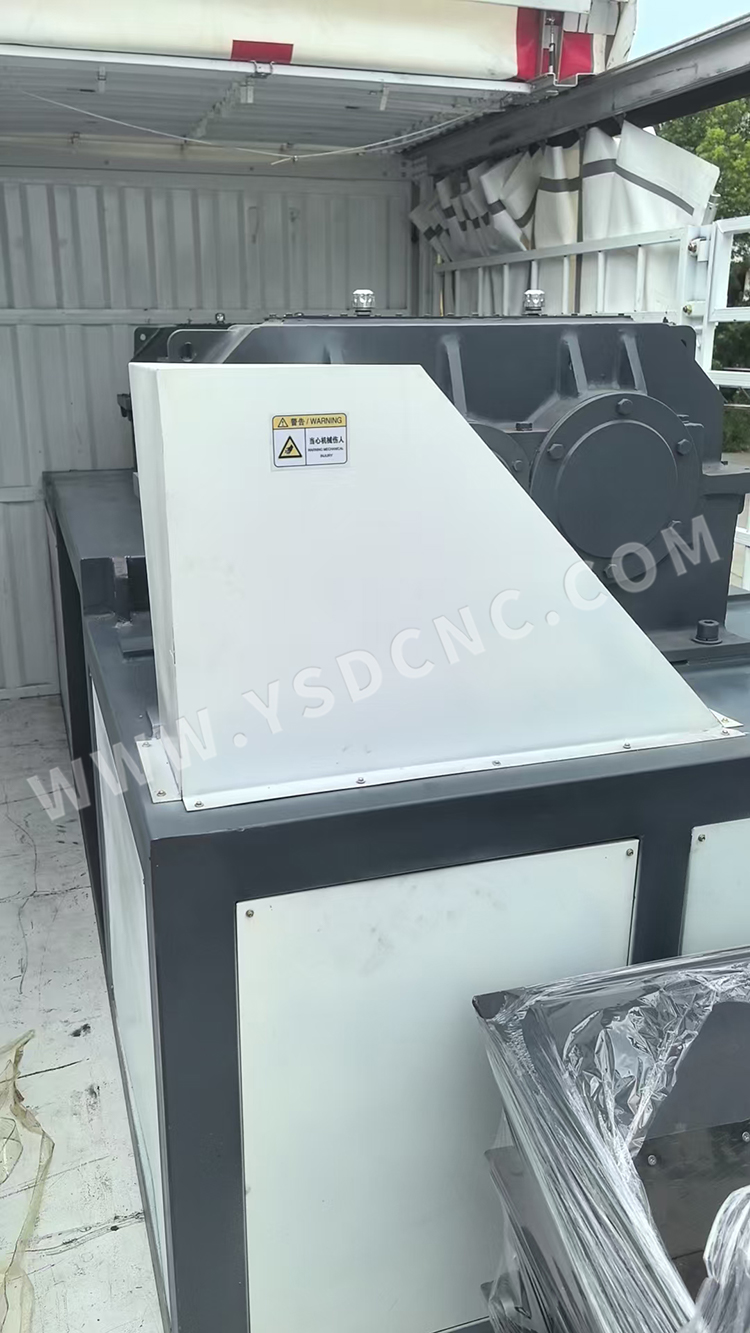 1 shredder & 2 conveyors sent to the Canada (5)