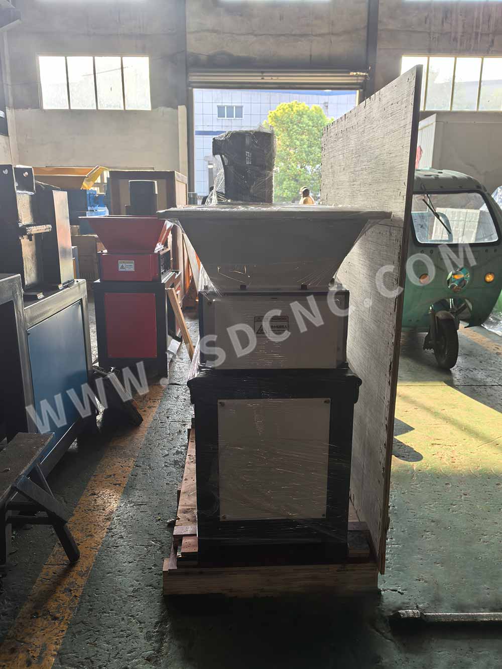 HAI PHONG, VIET NAM-1 set shredder machine (1)