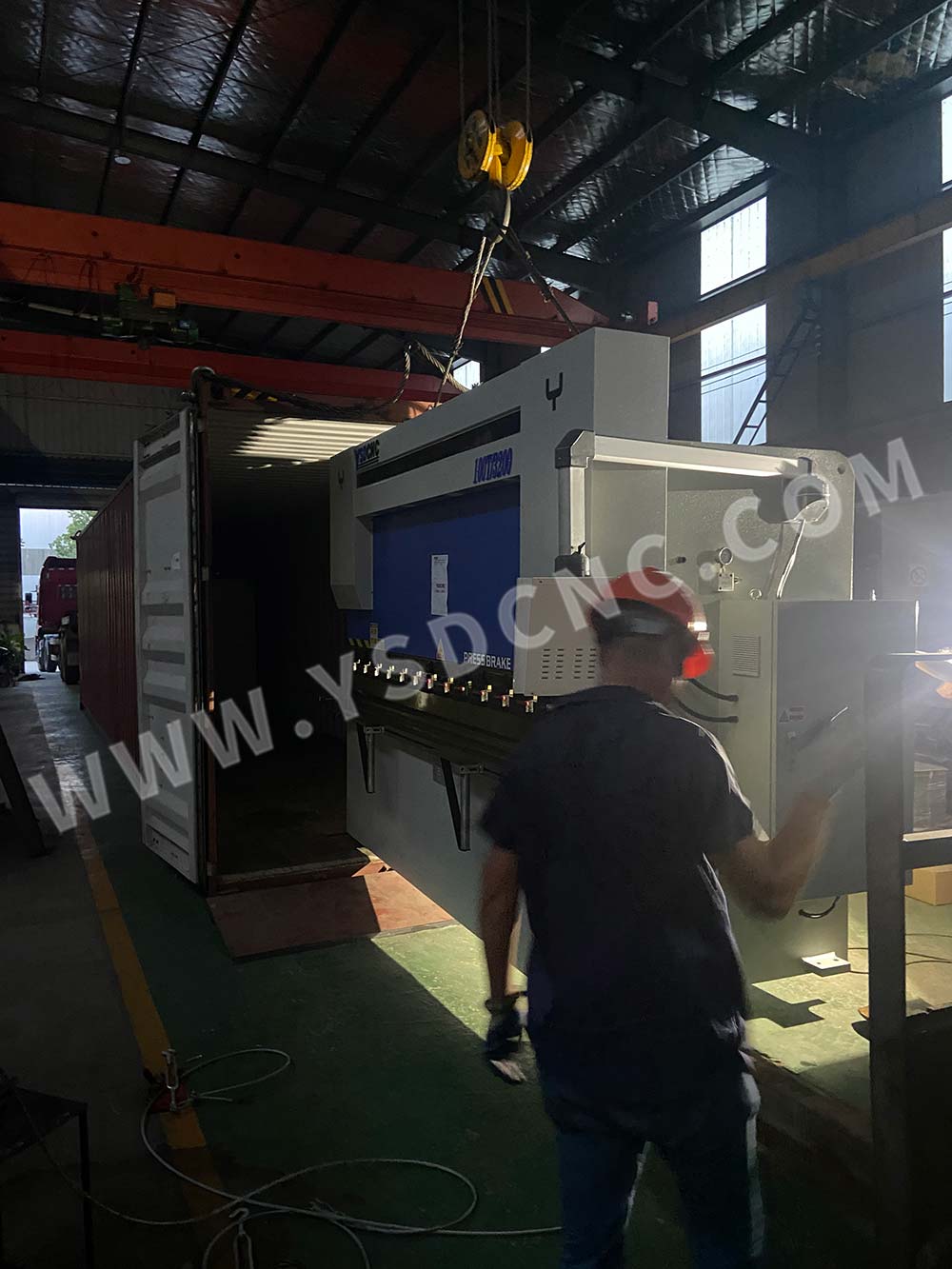 Russia- 1 set press brake & 1 set hydraulic cutting machine (3)