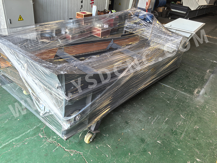 1 shredder & 2 conveyors sent to the Canada (4)
