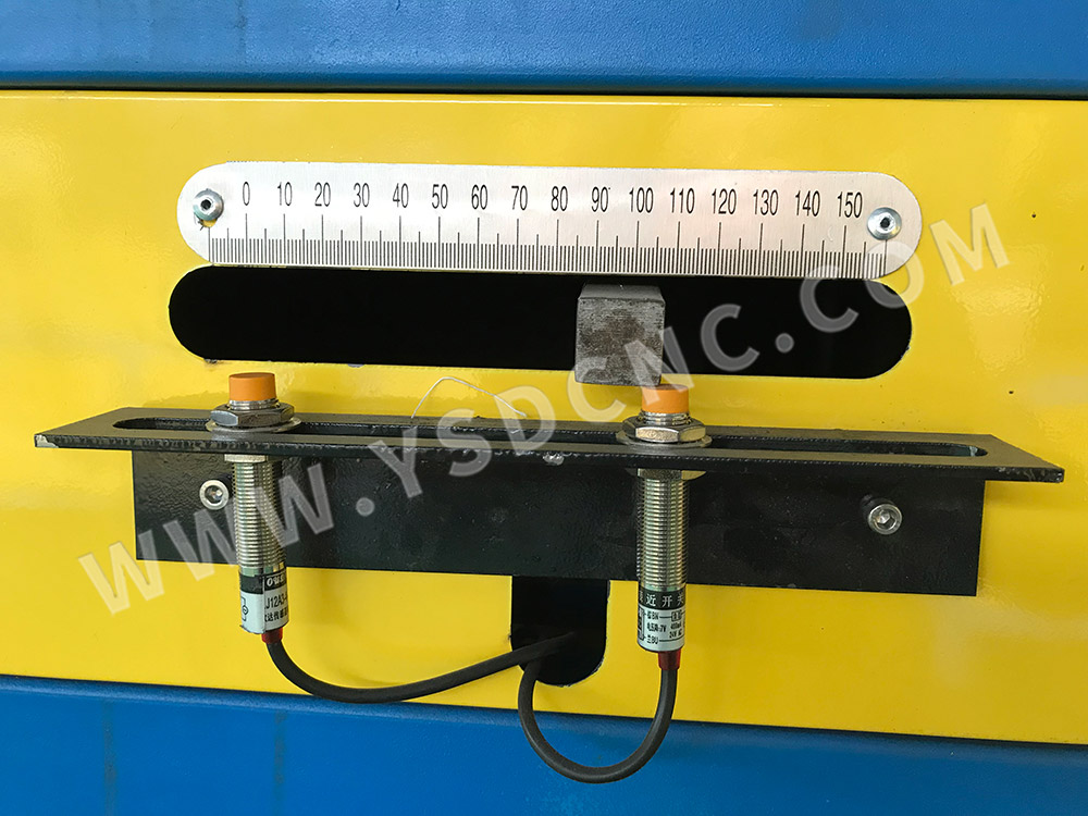 Angle rolling machine (10)