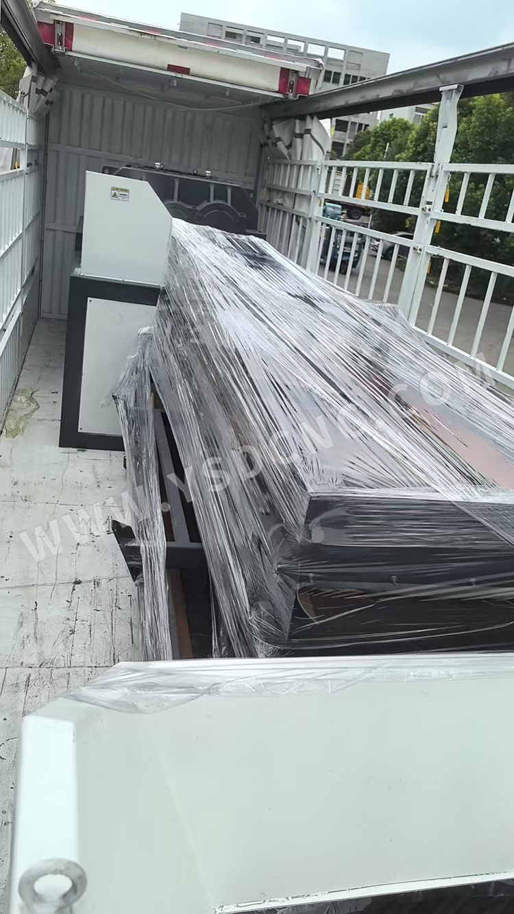 1 shredder & 2 conveyors sent to the Canada (9)